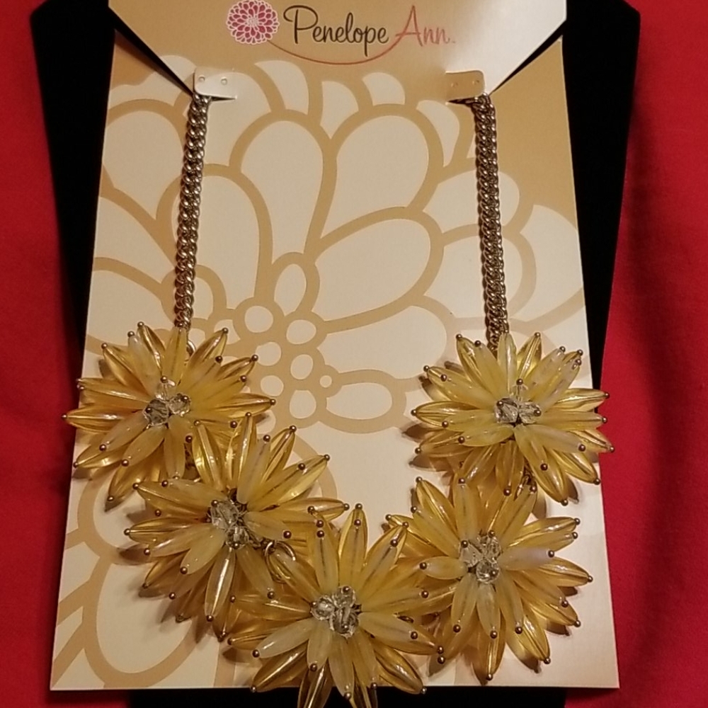 New Penelope Ann flower necklace